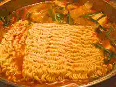 辛そうな鍋に入れられたそくせき麺