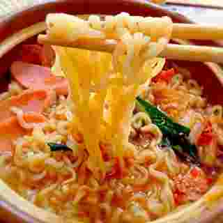 麺を箸で持ち上げている様子