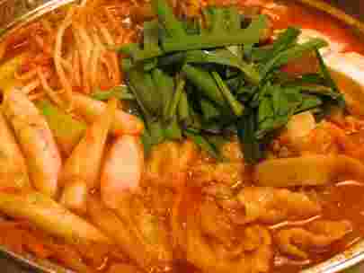 野菜や豚肉が入った辛そうな鍋