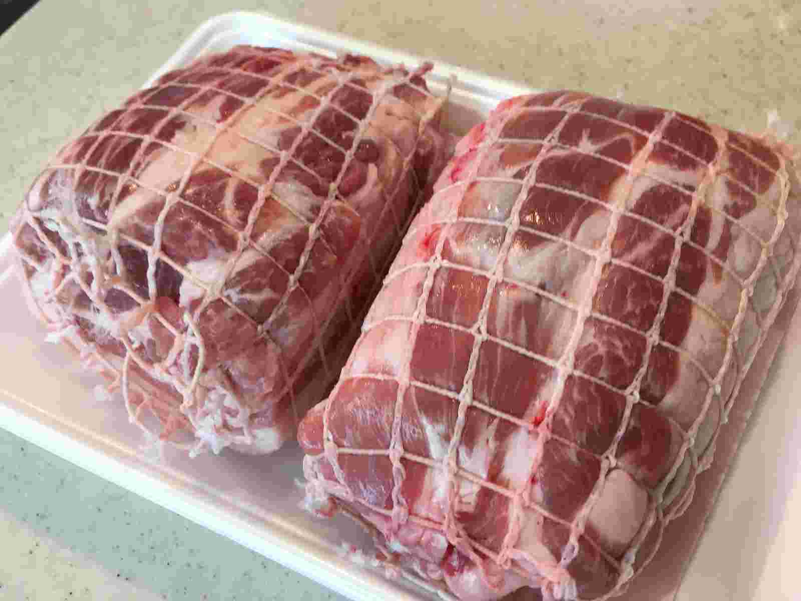 豚肉を丸めてネットにいれたもの