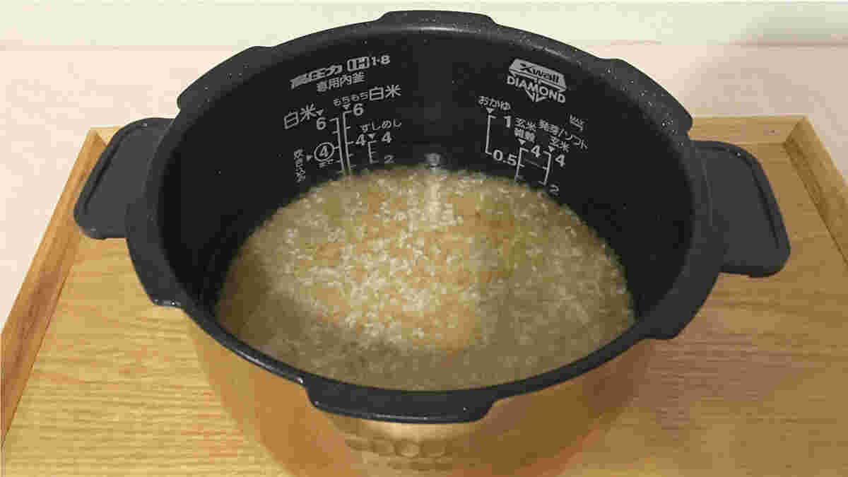 炊飯器に玄米が入っている画像
