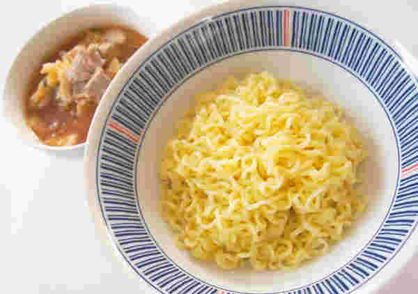 麺とつけ汁が並んでいる様子