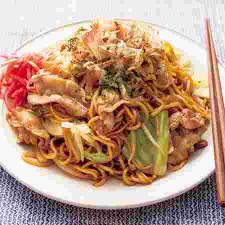 紅生姜が添えられたソース焼きそば