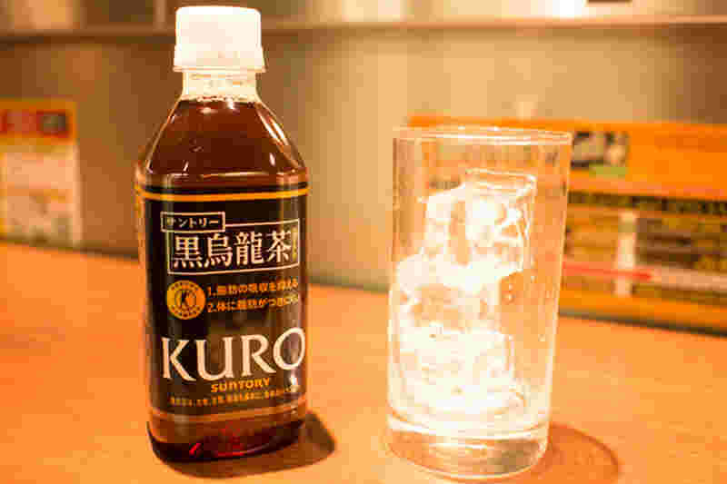 黒ウーロン茶と氷の入ったグラス