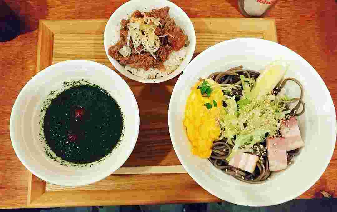 そばうさのサイドメニューとして人気の「牛すじごはん（中央）」