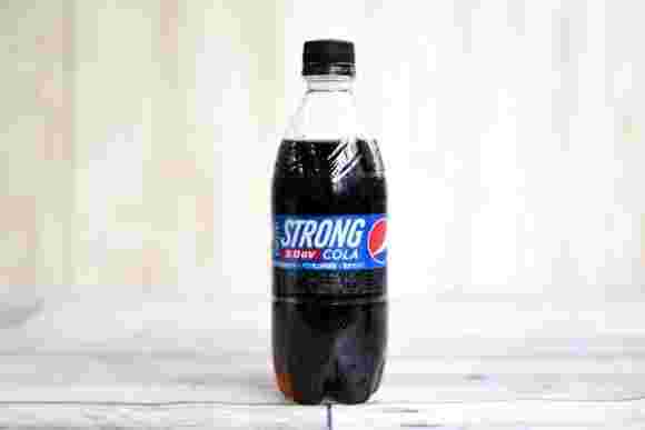 白い木製の台にのったベプシストロング