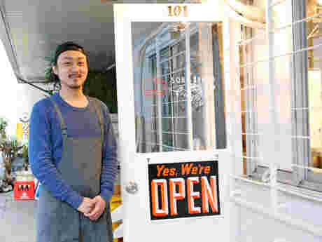 そばうさの店前で微笑む店主
