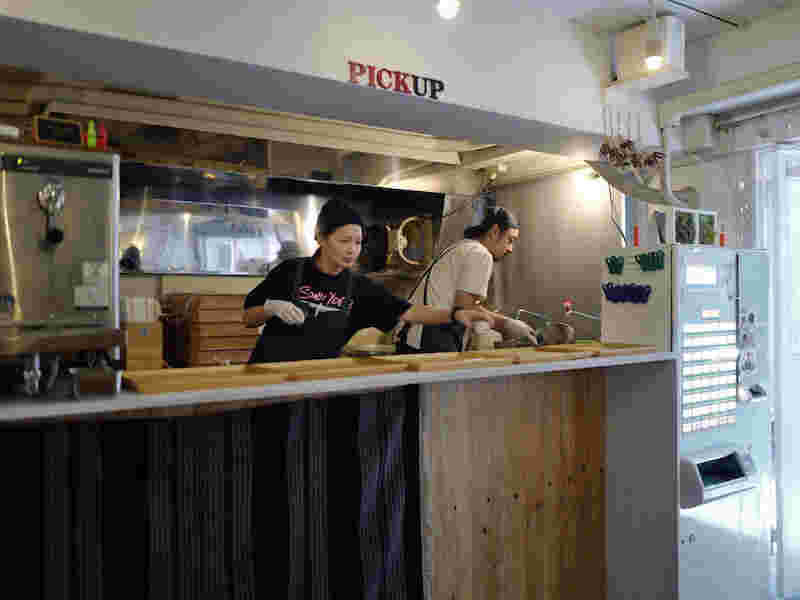 そばうさの厨房でてきぱき切り盛りする店主と奥様の様子