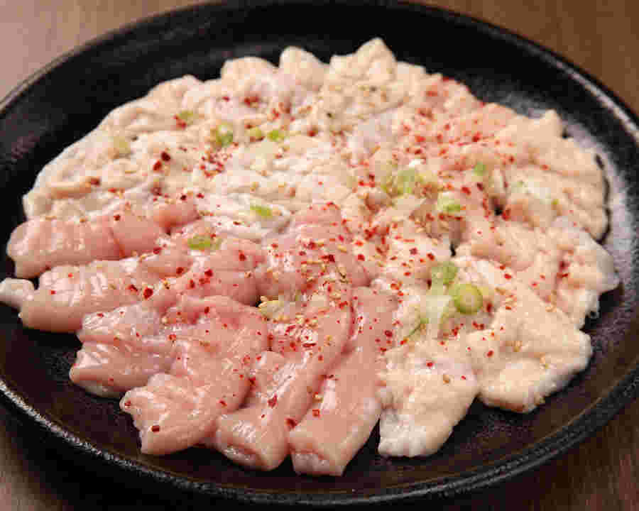 黒いお皿に綺麗に並べられたコブクロ