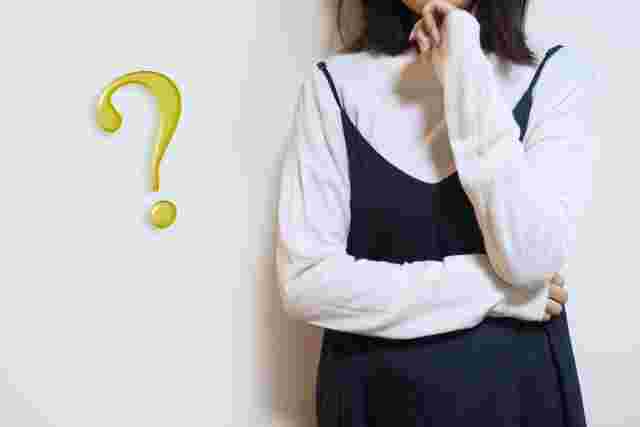 考え込む女性とはてなマーク