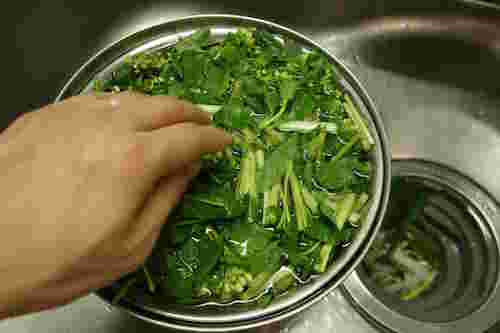 葉わさびを熱湯につけている様子