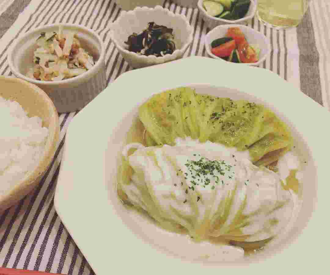 牛乳や豆乳のスープのロールキャベツ