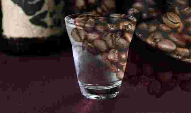 焼酎に浮くコーヒー豆の様子