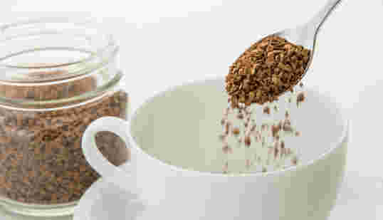 インスタントコーヒーをカップに入れている様子