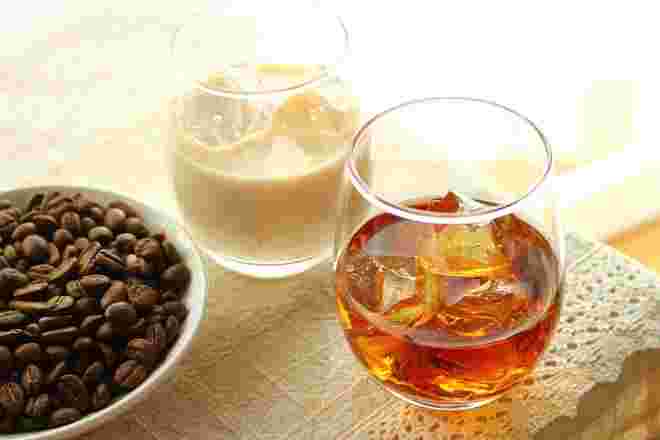 コーヒー豆とグラスに注がれたコーヒー焼酎の様子