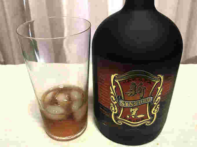 焼酎のボトルとグラスに入った水割りのコーヒー焼酎