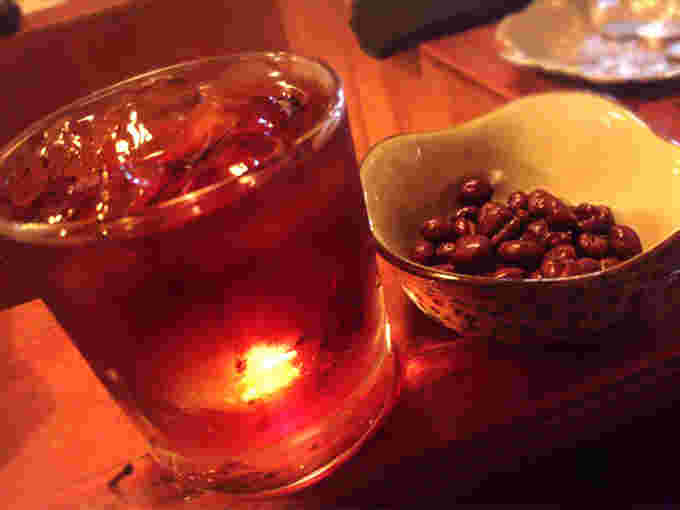 グラスに入ったコーヒー焼酎とコーヒー豆の様子