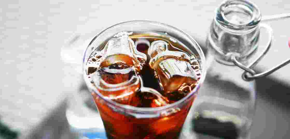 グラスいっぱいに入ったコーヒー焼酎の様子