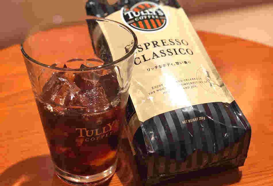 コーヒー豆とグラスに入ったコーヒー焼酎の様子