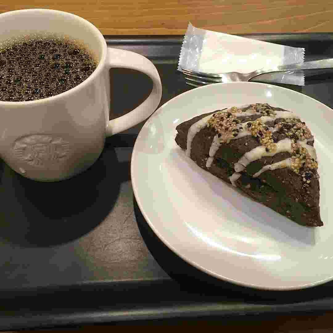 ごまのスコーンとホットコーヒー