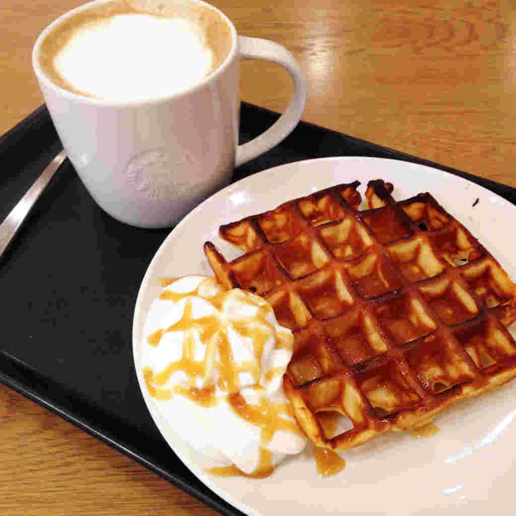 アメリカンワッフルとホットコーヒー