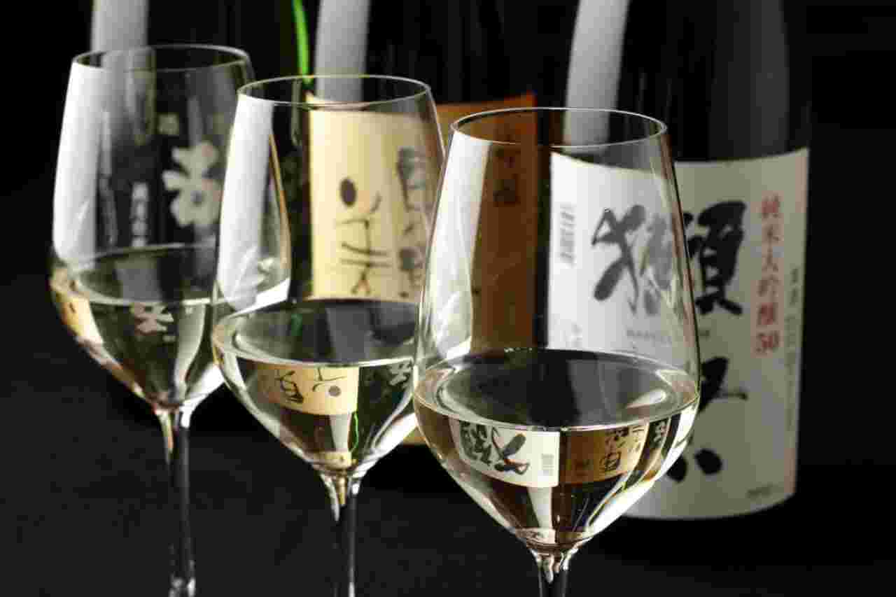 日本酒とワイングラス