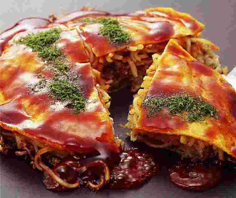 カットされたモダン風お好み焼き