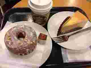 ドーナツとニューヨークチーズケーキとドリンク