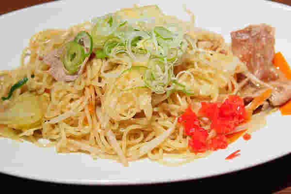 お皿の上に盛られた焼きラーメン