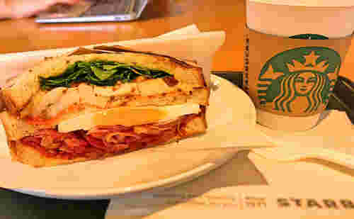 スタバのクラブハウスサンドイッチとドリンク