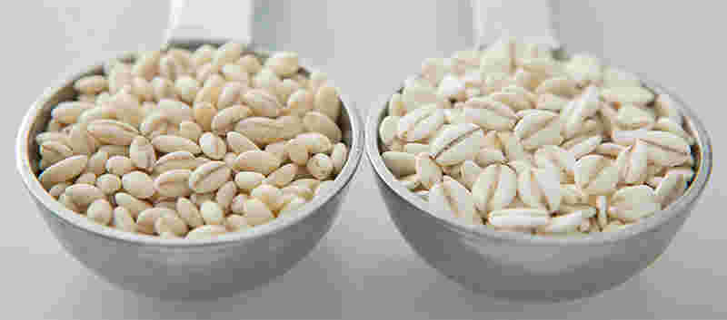 計量スプーンにお米がのっている