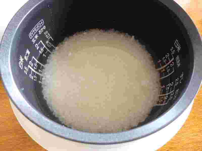 炊飯器に水とお米が入っている