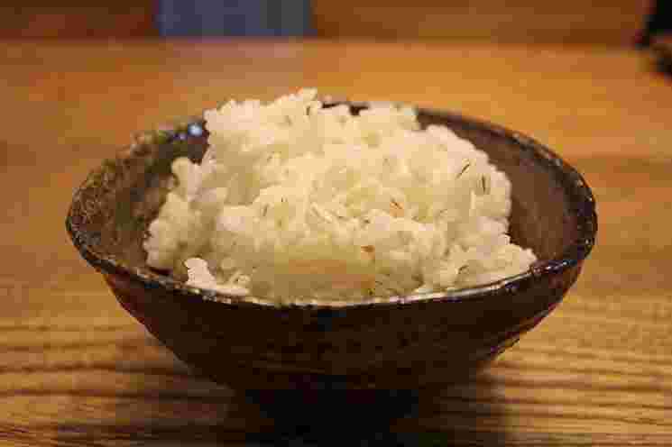 茶碗にはいった麦ご飯