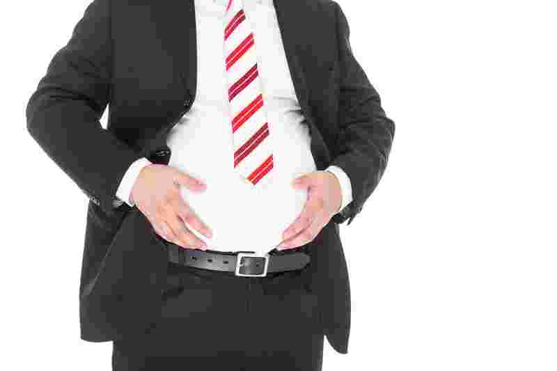 お腹がでているスーツの男性