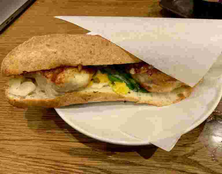 お皿に載せたスタバの石窯フィローネチキン