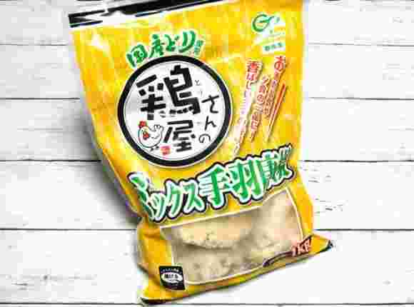 白い木製の台の上に鶏やさんのミックス手羽唐揚げ