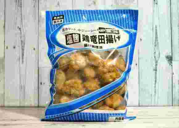 白い木製の壁の前に青い袋の塩こうじ鶏竜田揚げ