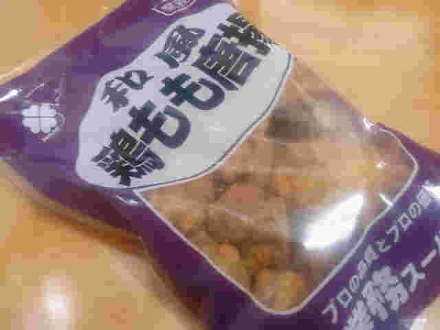 斜めに置かれた和風鶏もも唐揚