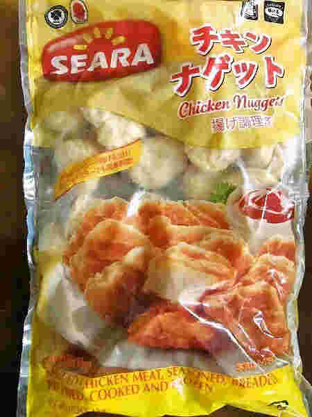 黄色のパッケージのチキンナゲット