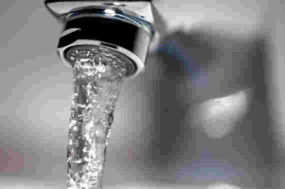水道の蛇口から水が出ている様子
