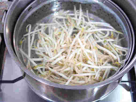 水の状態からもやしを茹でている様子