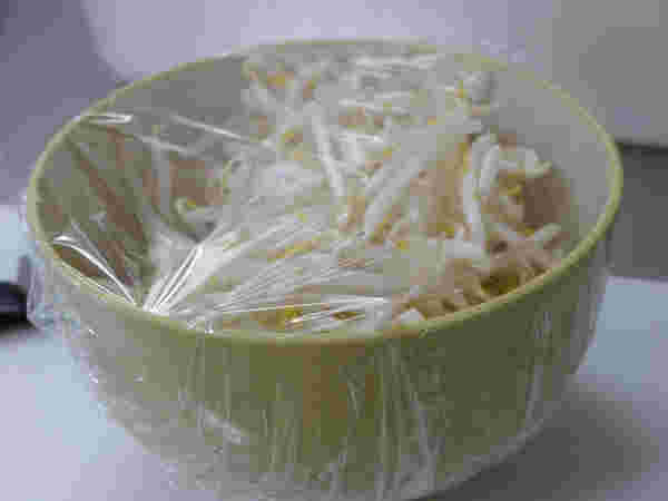 電子レンジで加熱するためラップをかけたもやし