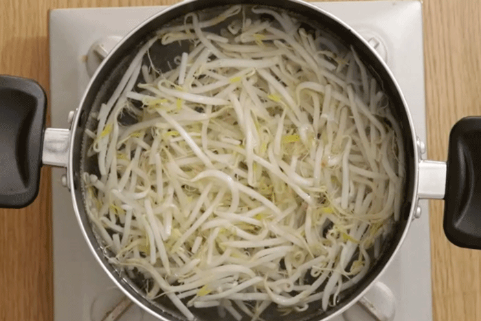 もやしを鍋で茹でている様子