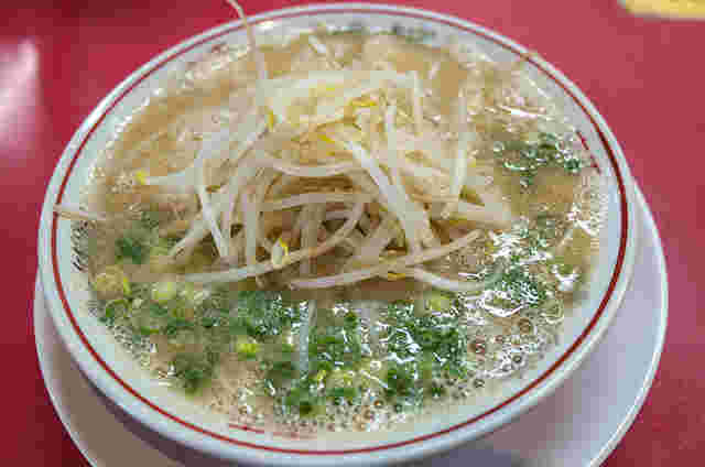 たっぷりのもやしが入ったラーメンの様子