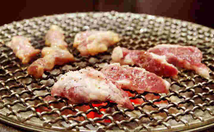 豚サガリを焼く様子