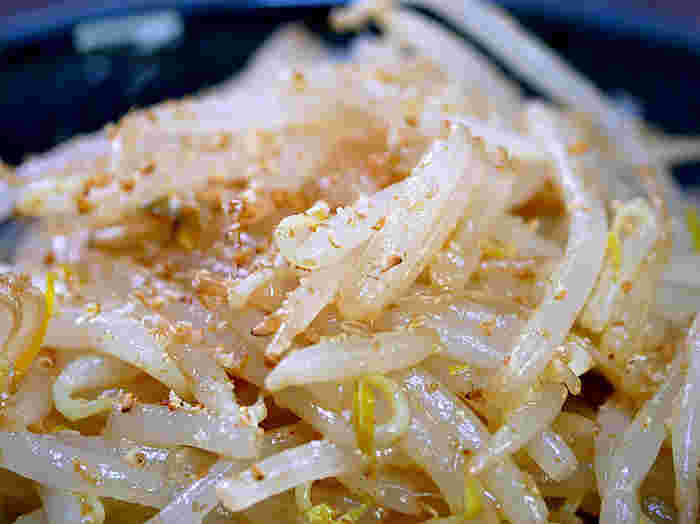 ごまと調味料がたっぷりで美味しそうなやみつきもやし