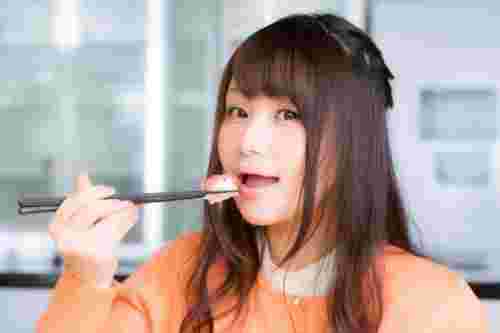 寿司を食べている女性の画像