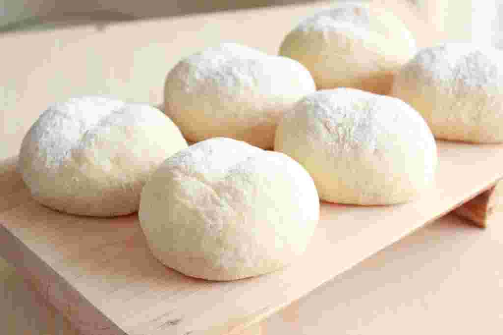 ウッドボードに乗った美味しそうな白パン6個