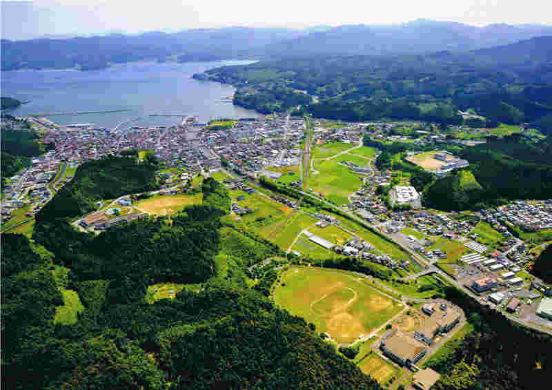 南三陸町の街並みを俯瞰で見下ろしている画像