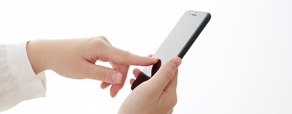 スマホを操作する手